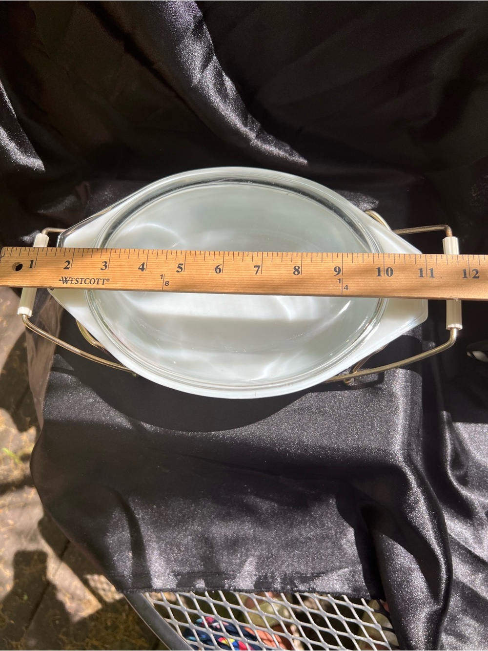 Vintage PYREX casserole dish with lid and holder circa 1959-1961 - Picture 4 of 11